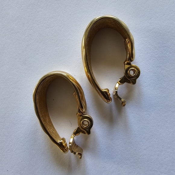 Vintage Monet hoop clip earrings gold tone clipon womens classic elegant - Picture 2 of 7